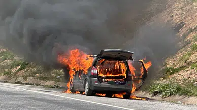 Sivas'ta Seyir Halindeki Araç Alev Aldı 4 Kişi Son Anda Kurtuldu