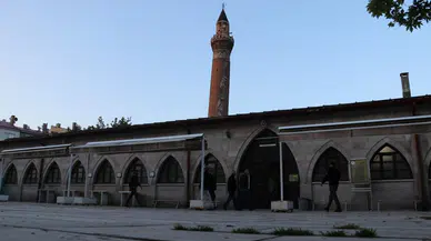 Asırlık Camide Bayram Sevinci: Sivas Ulu Camisi'nde Saf Tutan Kalpler