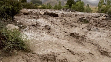 Sivas-Erzincan Yolunda Doğal Afet! Trafik Durma Noktasında