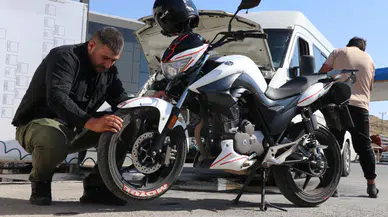 Sivaslı Vatandaş Otobüs Parası Çok Gelince Çareyi Böyle Buldu!