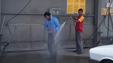 Arabalar değil, şimdi vatandaşlar yıkanıyor...