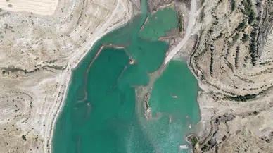 Sivas'ın su deposunda zemin göründü!..