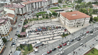 Sivas’ta Renkli Araç Konvoyu Merak Uyandırdı