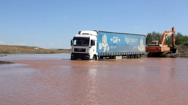 Sivas'ta Kızılırmak'tan bu sefer tır çıktı!..