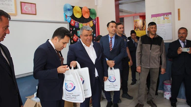 Yıldızeli'nde yaşlılardan öğrencilere kırtasiye desteği