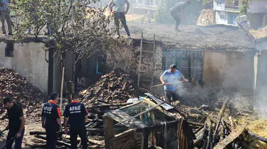 Alevler bir evi ve samanlığı sildi