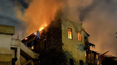 Yangın Faciası! İki Katlı İki Evde Büyük Maddi Hasar