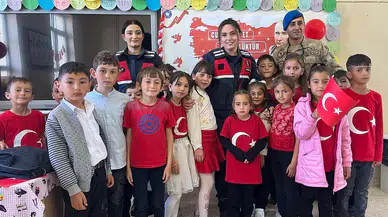 Sivas’ta öğrenciler Jandarmayla Cumhuriyet coşkusu yaşadı