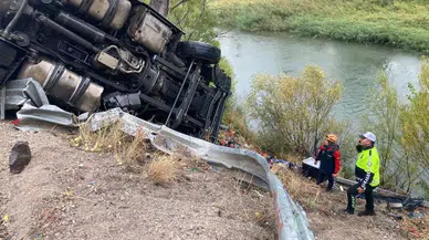 Sivas'ta Feci Kaza! Sebze Yüklü Tır Devrildi!