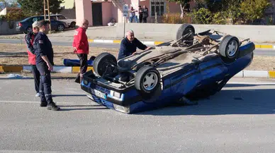 Sivas'ta Tofaş takla attı, içinden sağ çıktılar