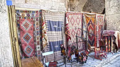 Sivas’ın Renkli Mirası Asırlık Kilimlerin Gizli Dili Yeniden Keşfediliyor!