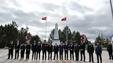 Sivas Şehitlikte duygulu anlar: 102. yılda şehitlere vefa