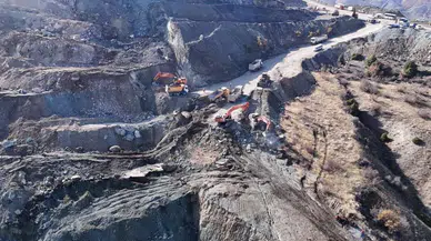 Divriği’de umutlu bekleyiş sürüyor: Müdür hala göçük altında