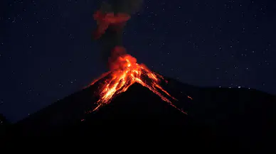 Geçen Yıldan Bu Yana O İlk Kez Oldu! Yanardağ Patladı! Kül Bulutu 4 Bin 400 Metreyi Aştı!