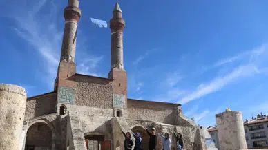 Sivas Cumhuriyet Üniversitesi öğrencileri Çifte Minare'den Doğu Türkistan’a destek