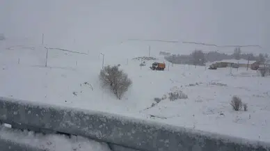 Sivas-Erzincan yolunda Kızıldağ'da kar mesaisi