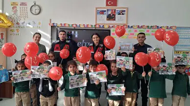 Sivas'ta Jandarmadan çocuklara anlamlı hediye