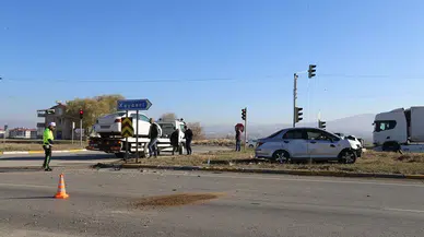 Sivas Gemerek’te iki otomobil birbirine girdi: Ekipler seferber oldu