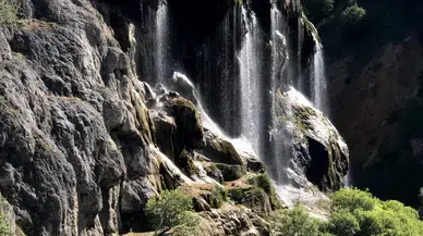 Sivas’ta Büyüleyen Manzara Kışın Donuyor, Yazın Yeşeriyor!