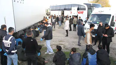 Kaçak Göçmenler Sivas'ta Bir Tırın Dorsesinde Böyle Yakalandı!