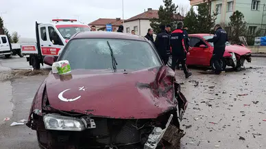 Sivas’ın Şarkışla İlçesinde trafiği kilitleyen kaza