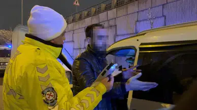 Önce Direklere Çarptı, Sonra Yoluna Devam Etti!