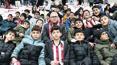 Vali Şimşek, Sivasspor Maçını Minik Taraftarlarla Tribünde İzledi