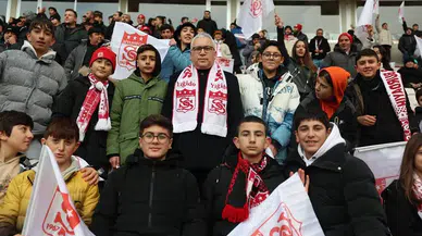 Yılmaz Şimşek Sivasspor–Erzurumspor Mücadelesini Tribünden Takip Ediyor