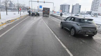 Kar Gitti Ayazı Kaldı! Sivas'ın O İlçesinde Kaza Haberleri Peş Peşe Geldi!