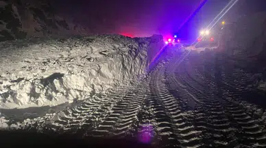 Sivas-Erzincan karayoluna çığ düştü, yollar açıldı!