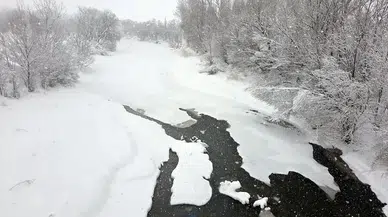 Sivas'ta Kızılırmak Dondu, 1 Metreyi Aşan Buz Sarkıtlar Oluştu