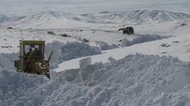 Sivas’ta karla mücadele çalışmalarıyla ulaşım yeniden sağlanıyor