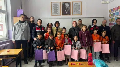 Sivas İl Jandarma Komutanlığı, Zara’da ilkokul öğrencilerini yalnız bırakmadı
