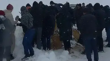 Sivas'ta Bir Cenaze Kar Nedeniyle 5 Saatte Defnedilebildi!