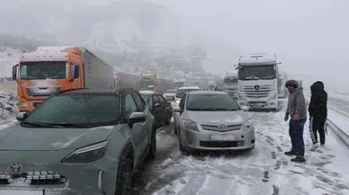 Erzincan-Sivas kara yolunda yoğun kar ulaşımı felç etti