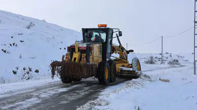 Sivas’ta kar yağışı hayatı durdurdu, yüzlerce yol kapandı
