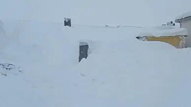 Sivas'a 3 Metre Kar Yağdı! Hayvanlarla Dolu Ahır Karlar Altında Kaldı!