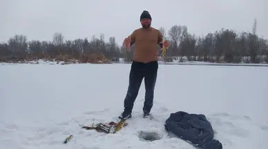 Sivas Kızılırmak Dondu, Elleriyle Balık Avladı!