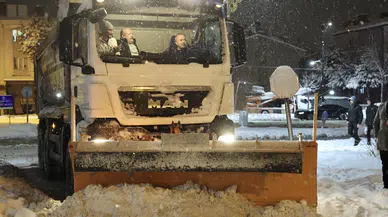 Sivas Belediyesi kar temizleme çalışmaları gece gündüz sürüyor