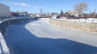 Kar Yağışı Durdu, Ayaz Başladı! Sivas'ın Ayazına Akarsular Bile Dayanamadı!