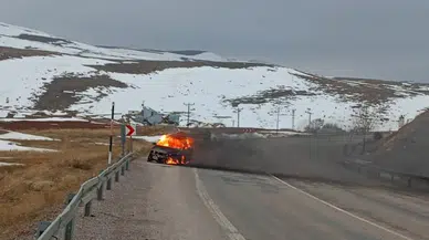 Sivas'ta Bir Otomobil Seyir Halindeyken Alev Aldı! O Anlar Kameraya Yansıdı!