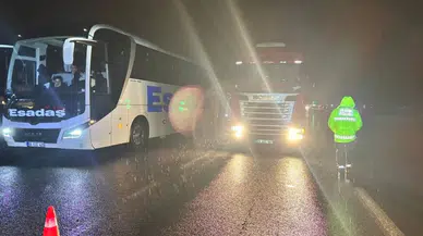 Sivas-Erzincan Sakaltutan’da Alarm: Görüş Sıfıra İndi, Trafik Durdu
