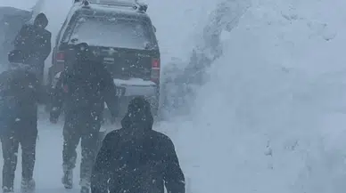 Sivas'ta 2 Metrelik Karda Mahsur Kalan Sürücü Kurtarıldı!