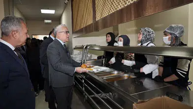 Sivas’ta Vali öğrencilerle yemek sırasına girdi