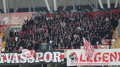 Sivas Tribünlerinde Koreografi Şovları! Türkiye Bu İki Grubu Konuşuyor!