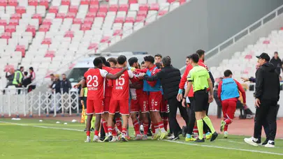 Sivas’ta özlenen anlar: Tribünler ayağa kalktı, futbolcular coştu!