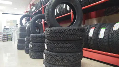 Sivas'ta Kar Yağışı Sonrası Lastikçilerde Yoğunluk Rekoru Kırılıyor