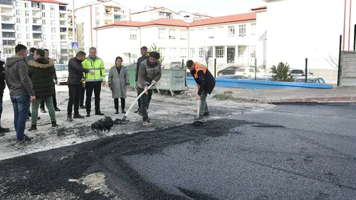 Sivas'ta kar düşene kadar asfalta devam