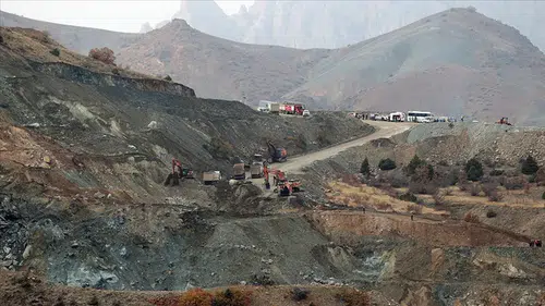 Sivas'ta göçük altındaki müdürü arayışta 8. gün