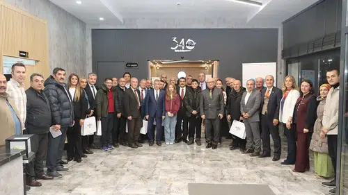 Sivas'ta emekli öğretmenleri duygulandıran sürpriz